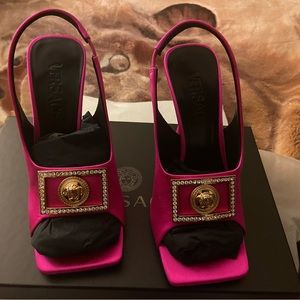 Brand new Versace Medusa Crystal Sandals. New with tag,never worn. Six 6(36).